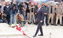 Özel, İzmir’de gazetecilerle yürüdü: Basın emekçilerinin yanındayız