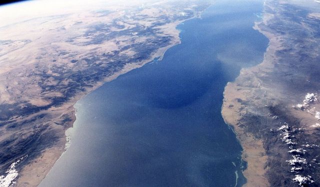 Kızıldeniz’de tanker saldırısı: Güvertede yangın çıktı