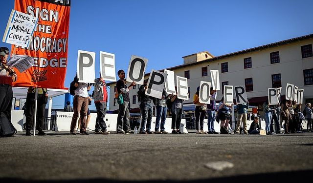 VİDEO | OpenAI konferansı önünde protesto: 'İnsanlar kârdan önce'