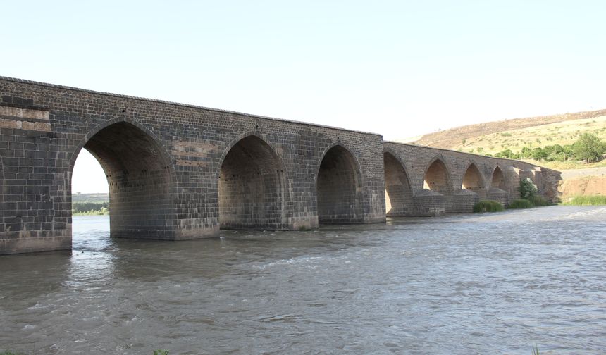 Bakırhan’dan Diyarbakır’da birlik çağrısı: On Gözlü Köprü gibi olmalıyız
